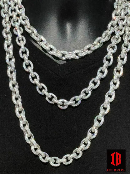 A necklace featuring a chain and a chain link, elegantly designed for a stylish and sophisticated look.