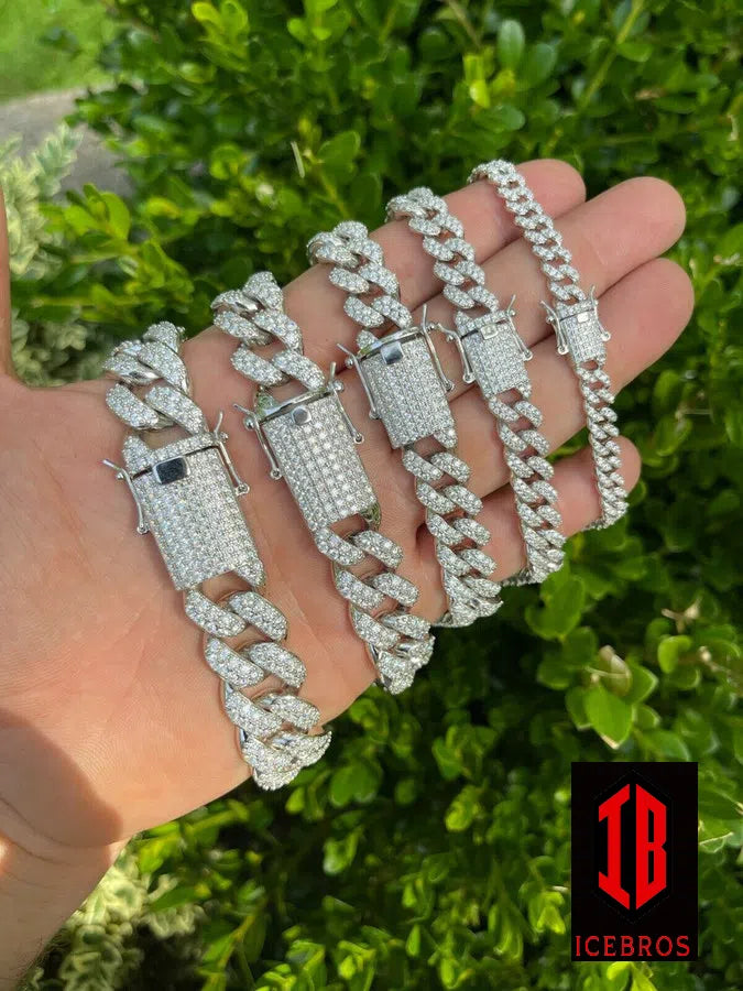 Detailed Veiw of Clasp of White Gold Curb Cuban Link Bracelet with Different Sizes